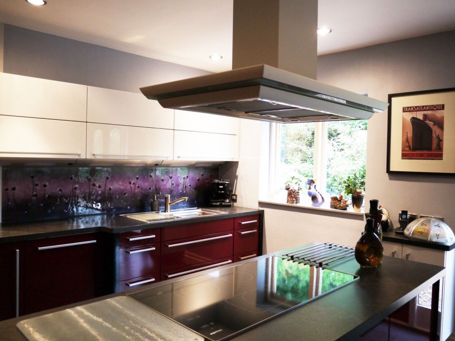 Стильные фартуки для кухни из стекла