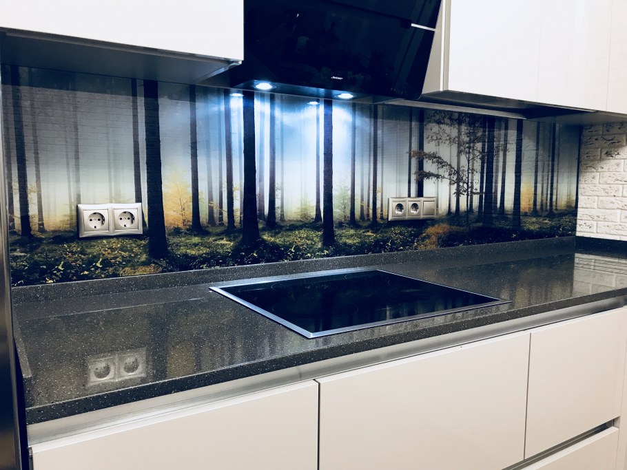 Фартук для кухни из стекла