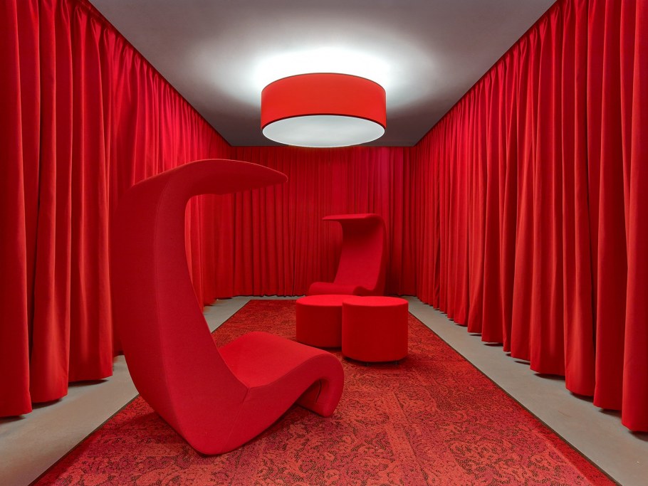 Красный цвет в интерьере
