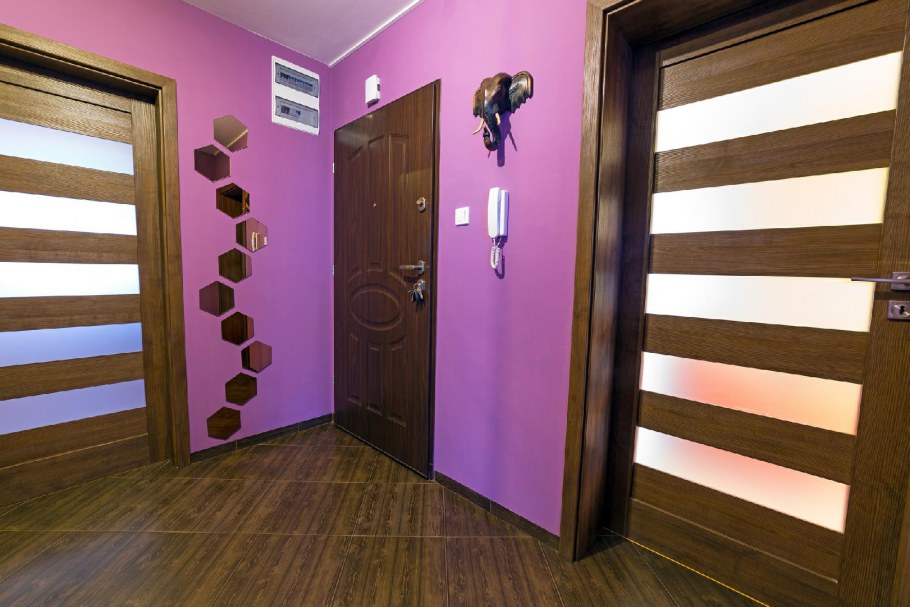 Сочетание коричневой двери с сиреневым цветом стен