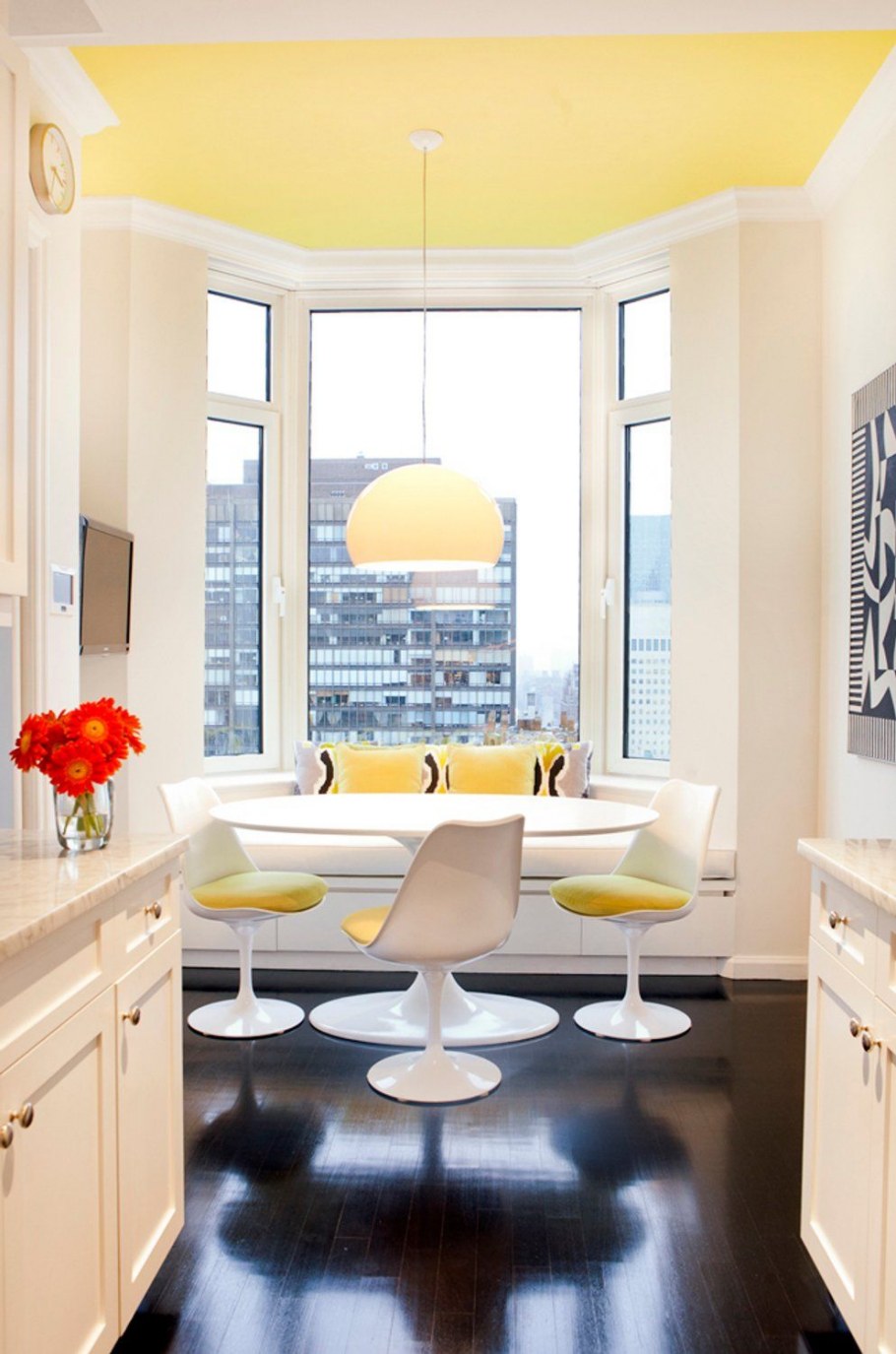 Серый потолок на кухне