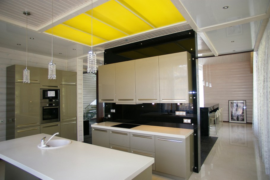 Светлая кухня с яркими стенами