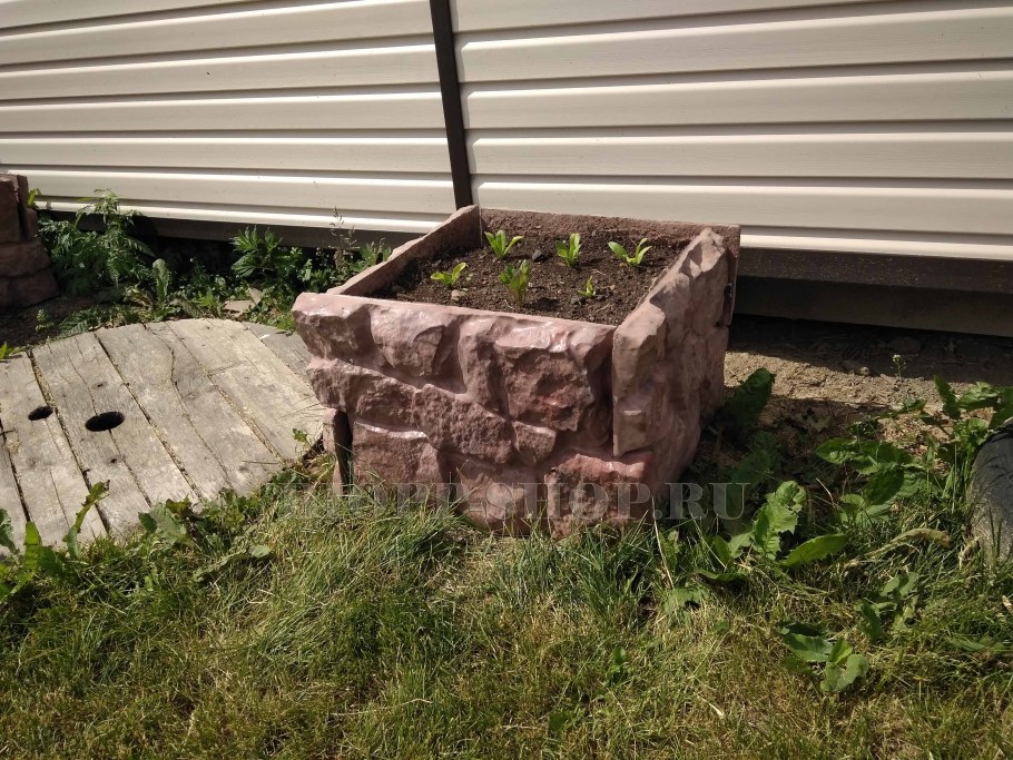 Цветник из мраморной крошки