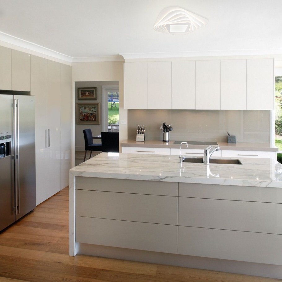 Кухни белые глянцевые угловые