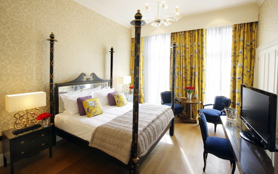 Желтые шторы в интерьере спальни