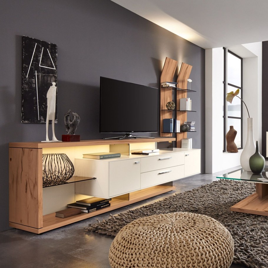 Большая яркая гостиная с телевизором