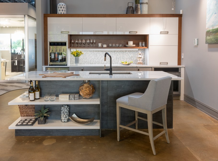 Красивый интерьер в стиле хайтек кухни