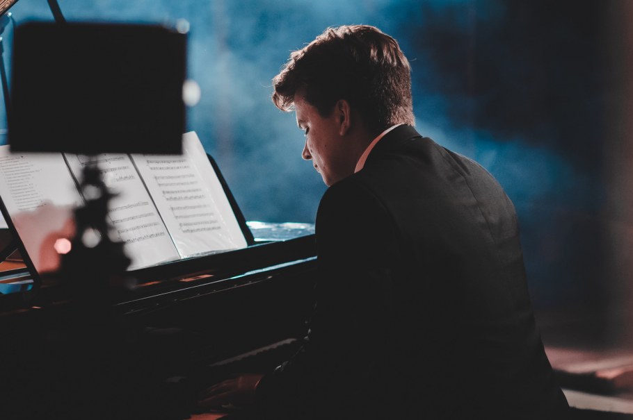 Молдинги на потолке в стиле Неоклассика