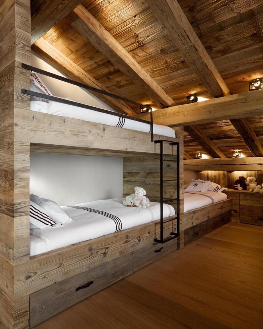 Кровать под крышей