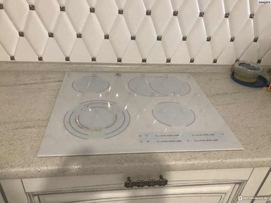 Светлая кухня с деревянной столешницей