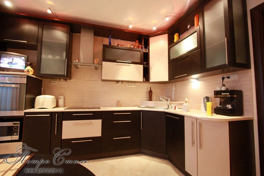 Кухня в коричневом стиле