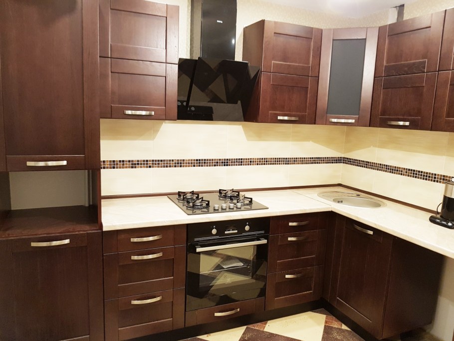 Кухонный гарнитур коричневый с бежевым