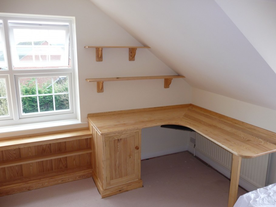 Стеллаж на мансарде