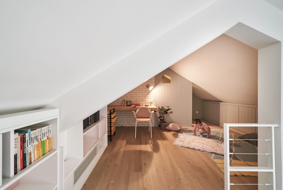 Просторная гостиная в мансарде