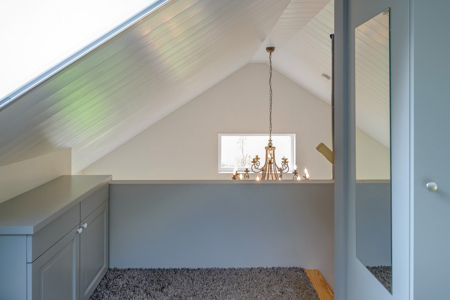 Шкаф купе в мансарде