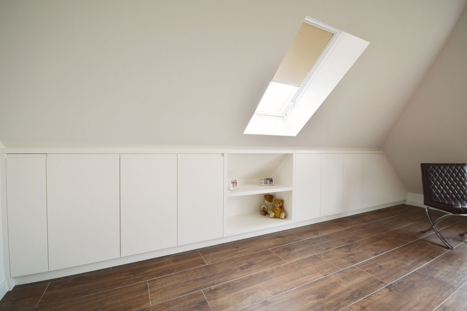 Комната с мансардным окном