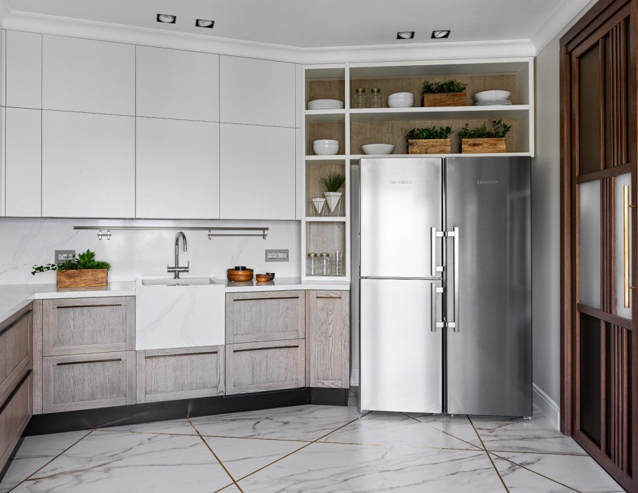 Кухня с золотым холодильником