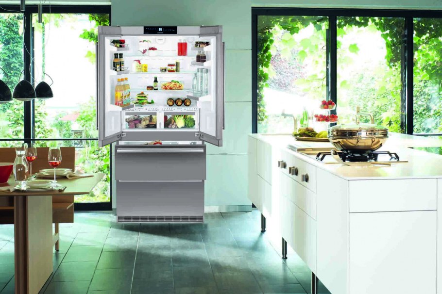 Холодильник в классической кухне