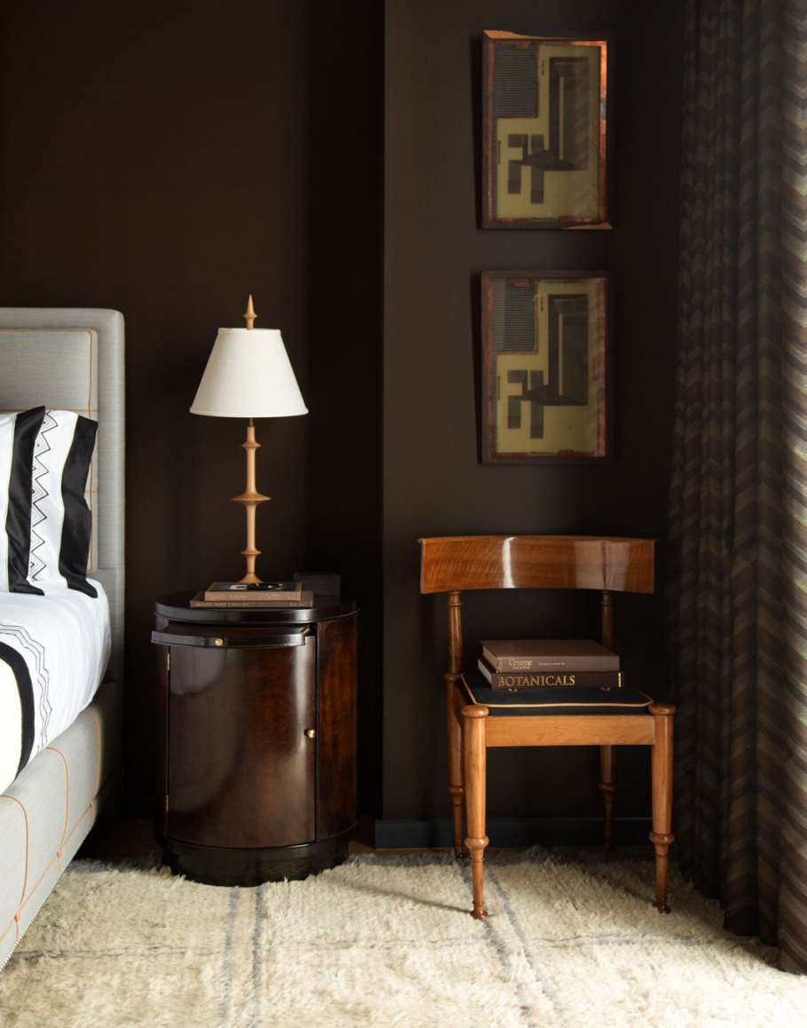 Коричневая стена