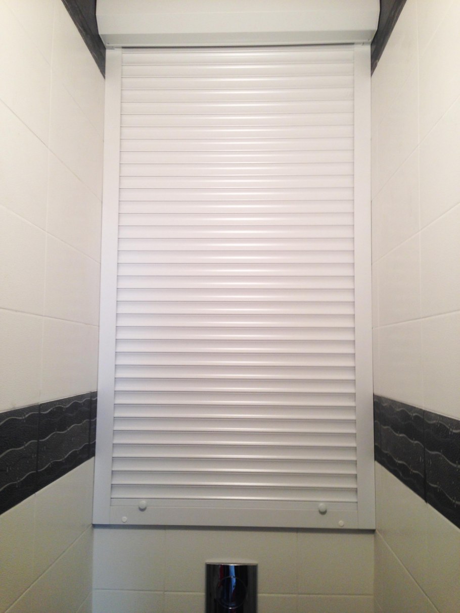 Рольставни в туалет снизу планка