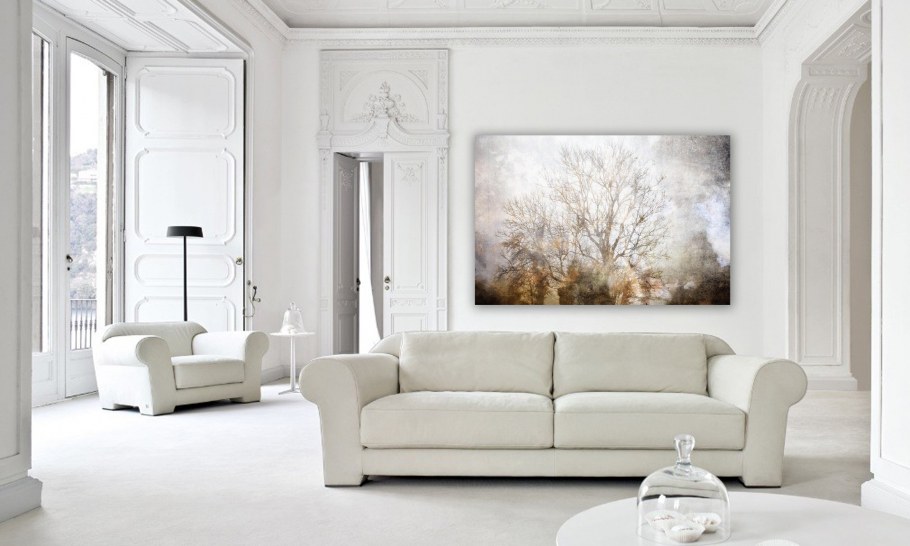 Диван в белой комнате