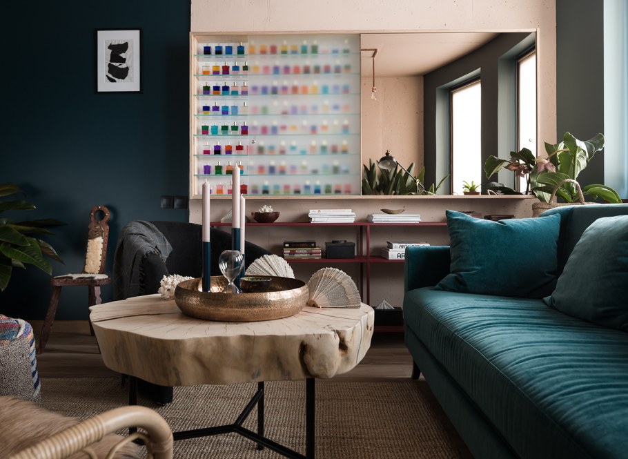 Коричневые акцентные обои в интерьере спальни