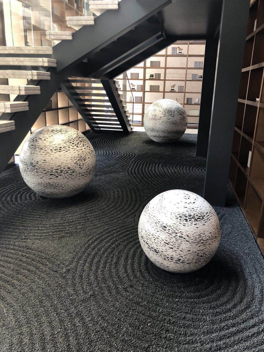 Поддон с морскими камнями