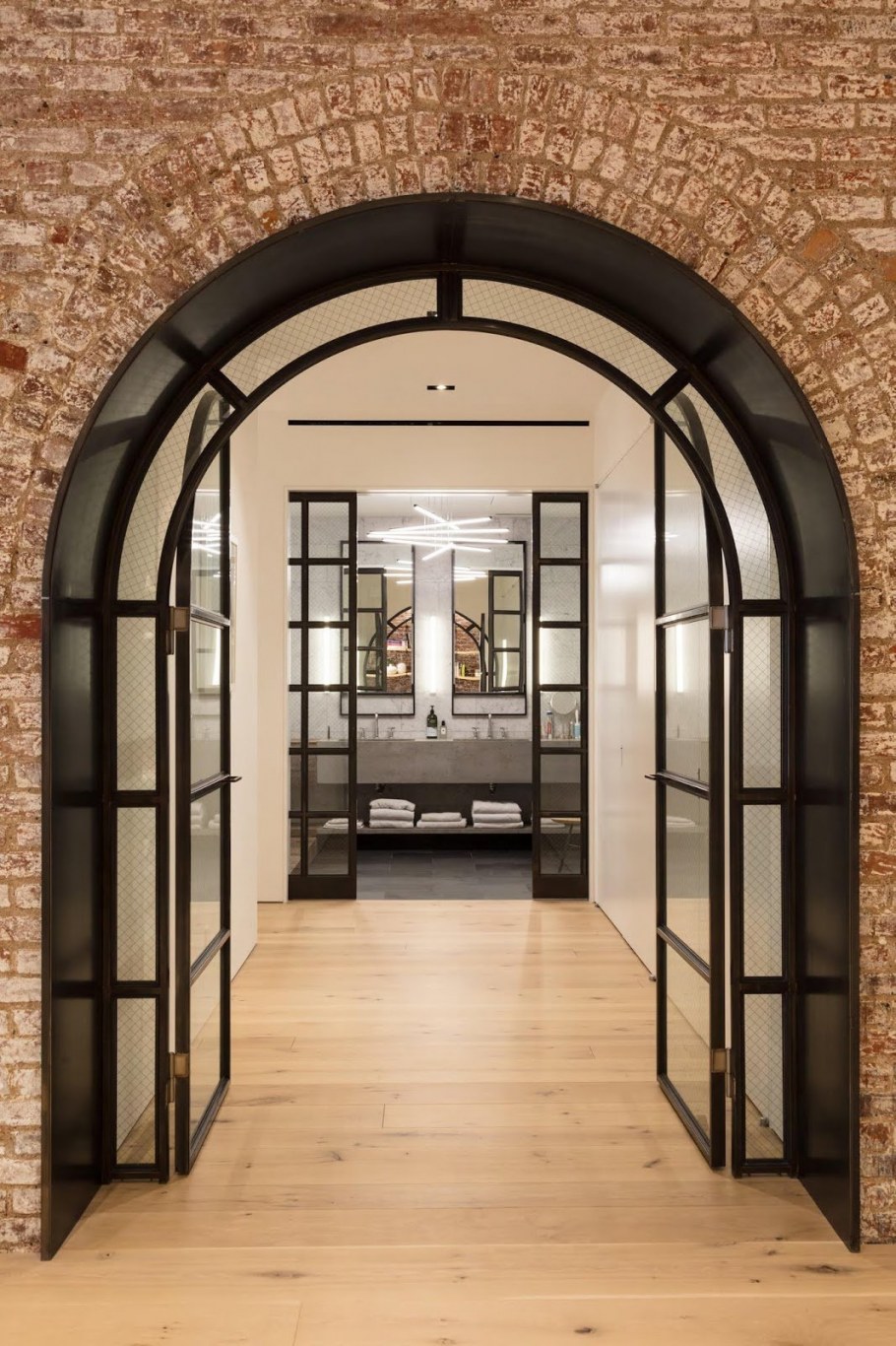 Дверной проем в стиле лофт