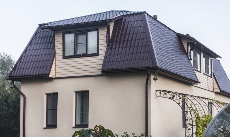 Мансардные окна в ломаной крыше