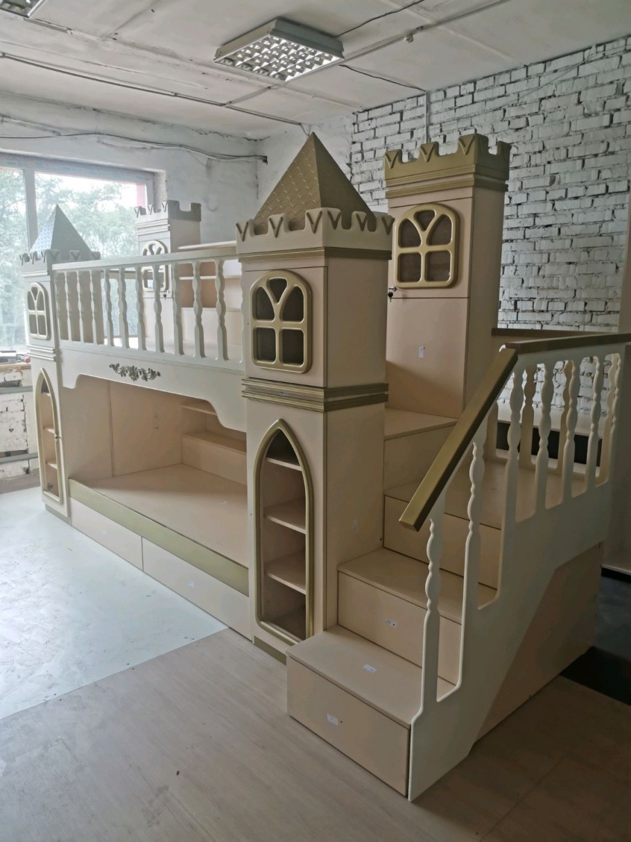 Кровать замок