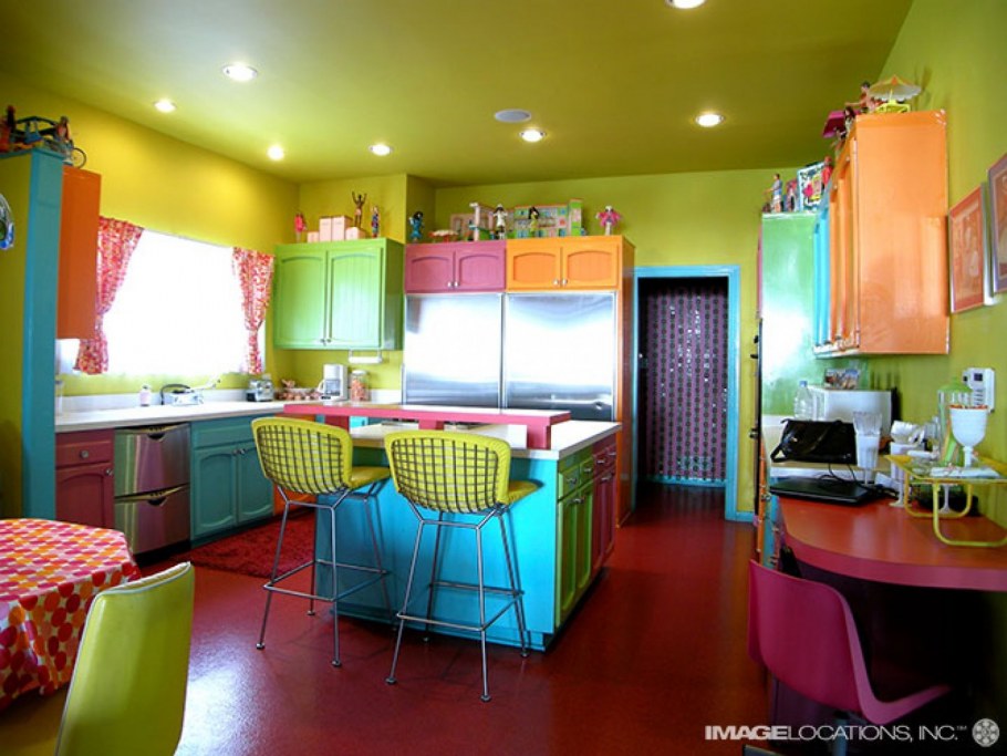 Необычный красочный интерьер кухни