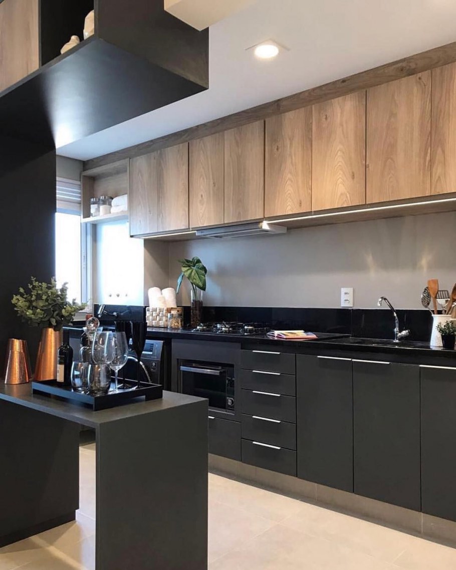 Кухня черная с деревом