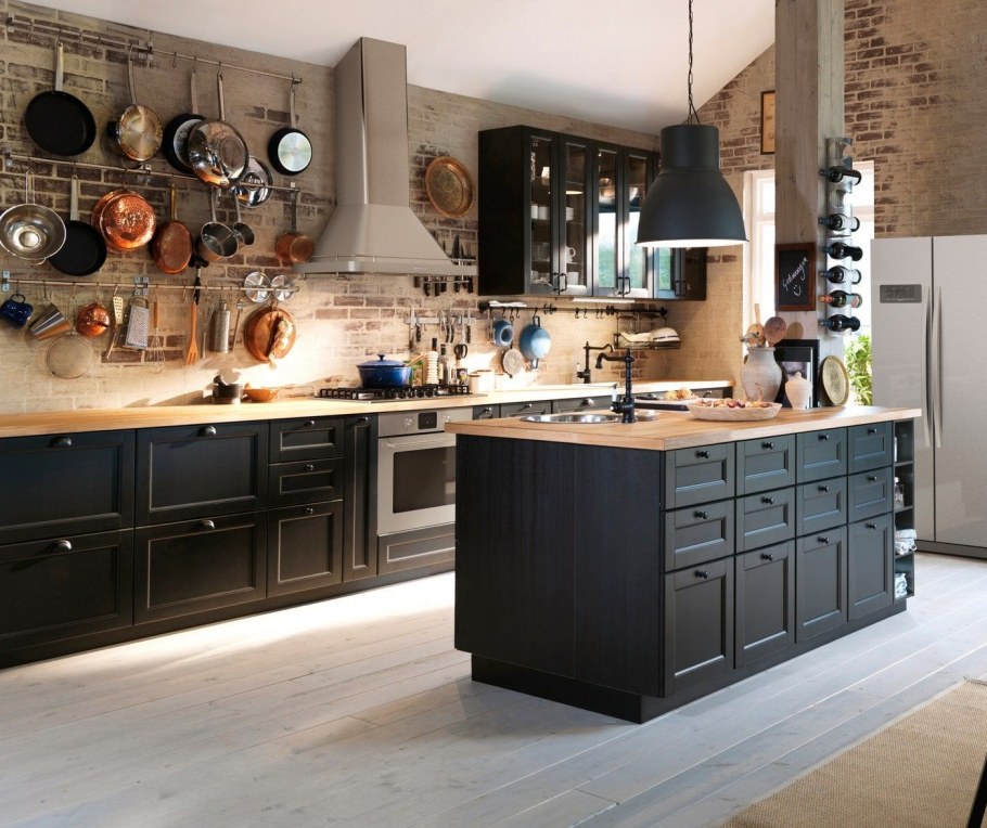 Черная кухня с деревянной столешницей
