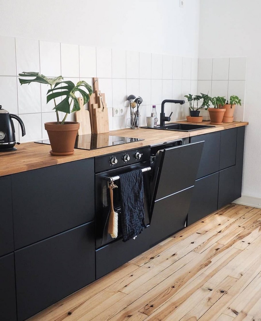 Черная кухня икеа Кунгсбакка