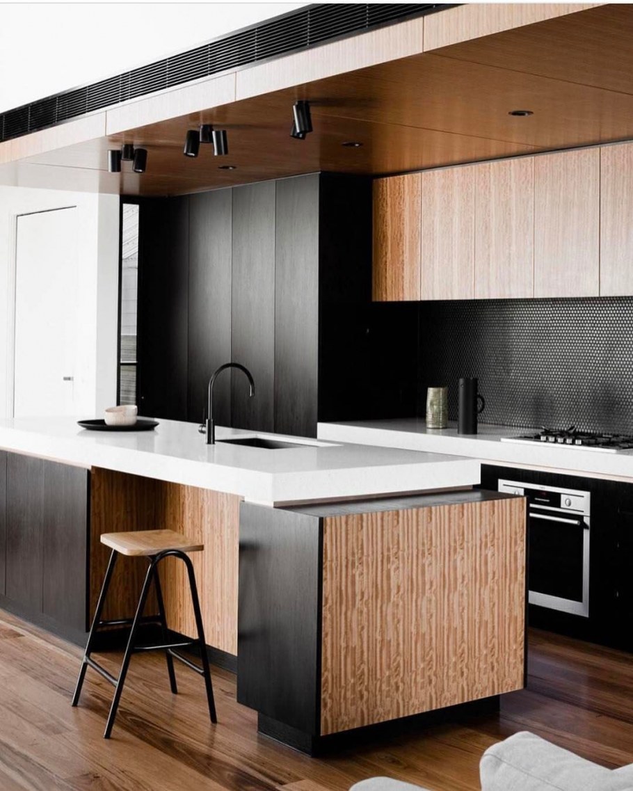 Белая кухня с черной столешницей в скандинавском стиле