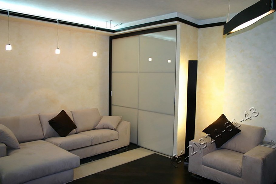 Угловой шкаф в гостиной