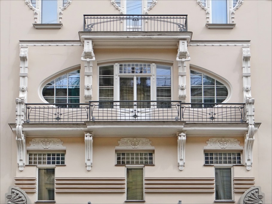 Фасады с французскими балконами