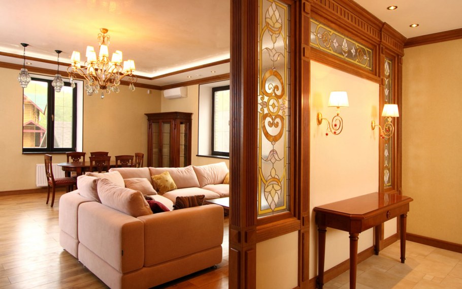 Гостиная с витражом