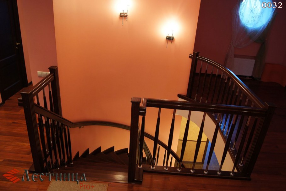 Лестница на монокосоуре с забежными ступенями на 180 градусов