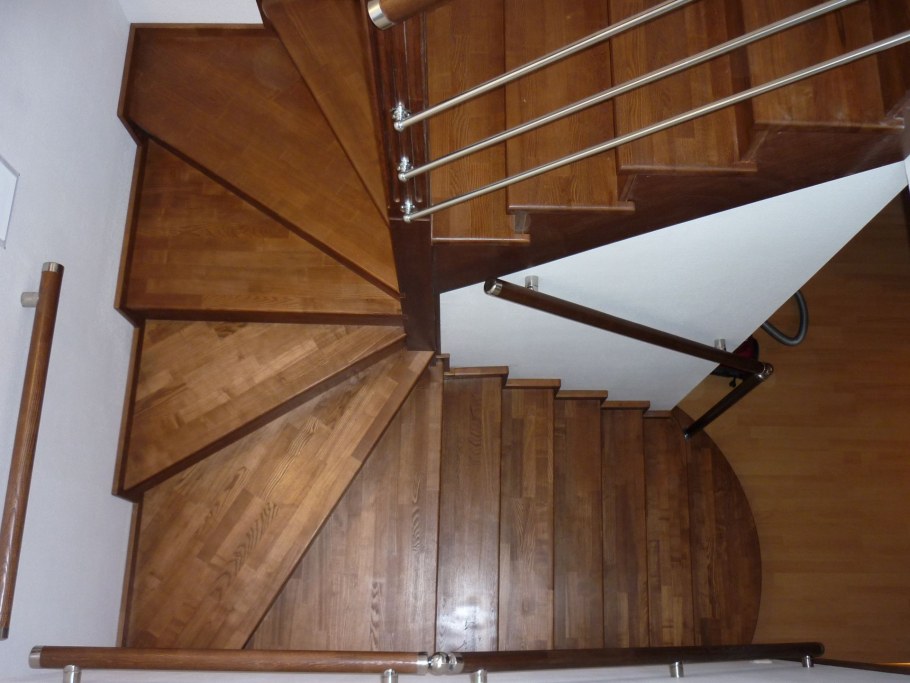 Металлическая лестница на монокосоуре с поворотом на 180