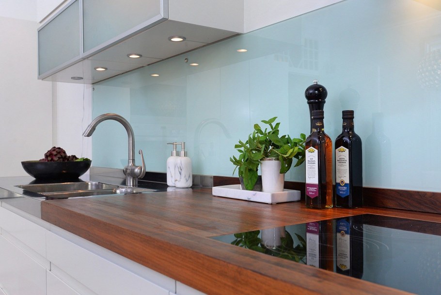 Деревянная столешница и стеклянный фартук