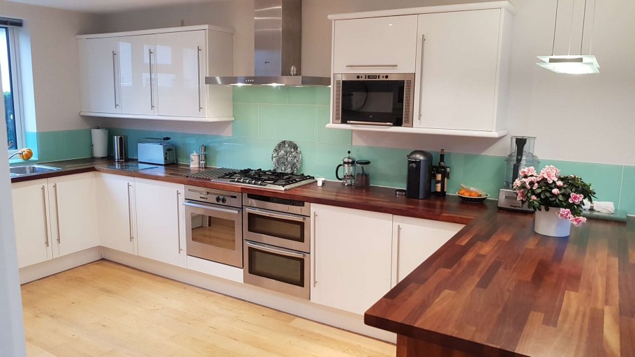 Вытяжка на белой кухне с деревянной столешницей