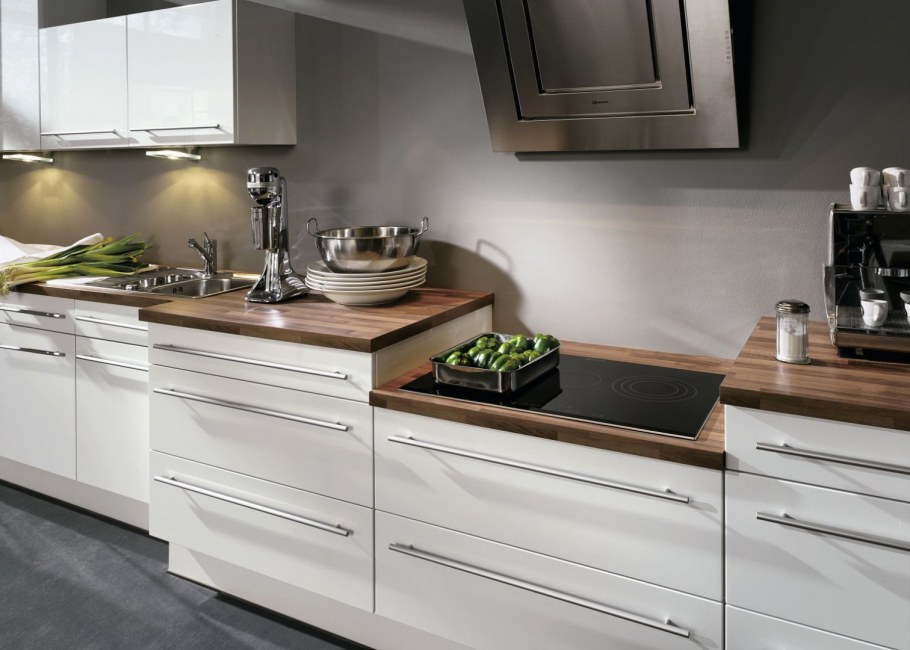 Белая кухня с серой столешницей под дерево