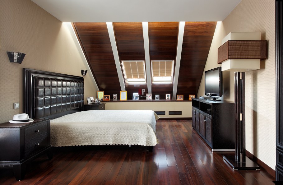 Современная спальня в мансарде
