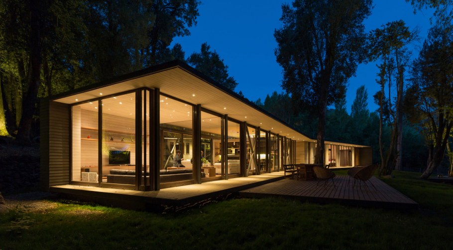 Летний домик с панорамными окнами