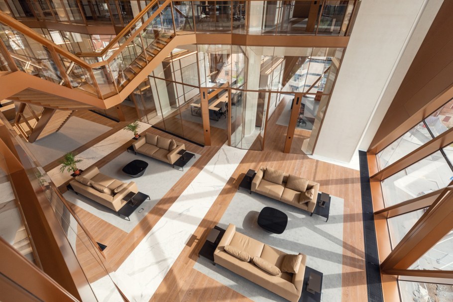 Благородный коричневый на стенах дачи