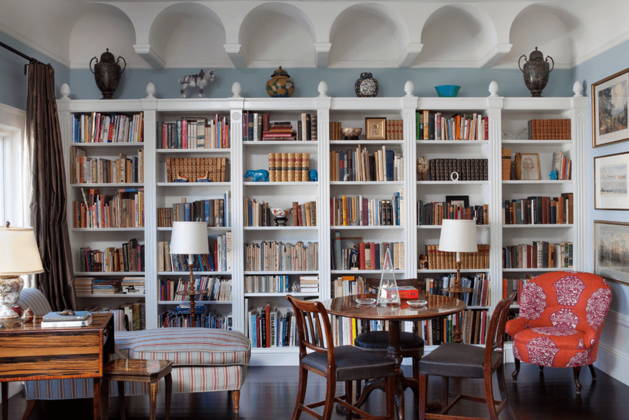 Комната с книжными полками