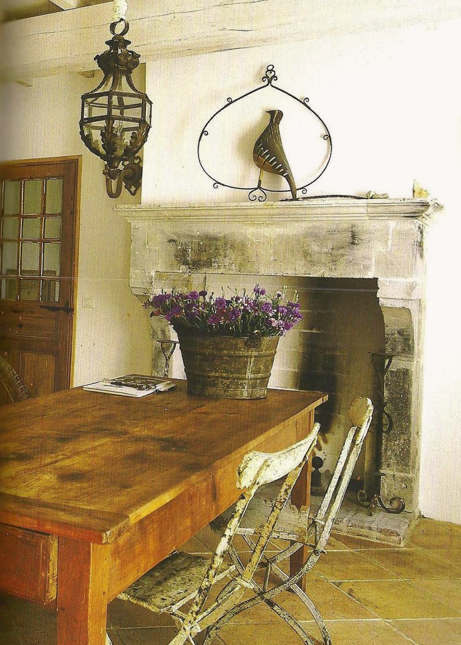 Деревянная некрашеная мебель Прованс в интерьере квартиры фото