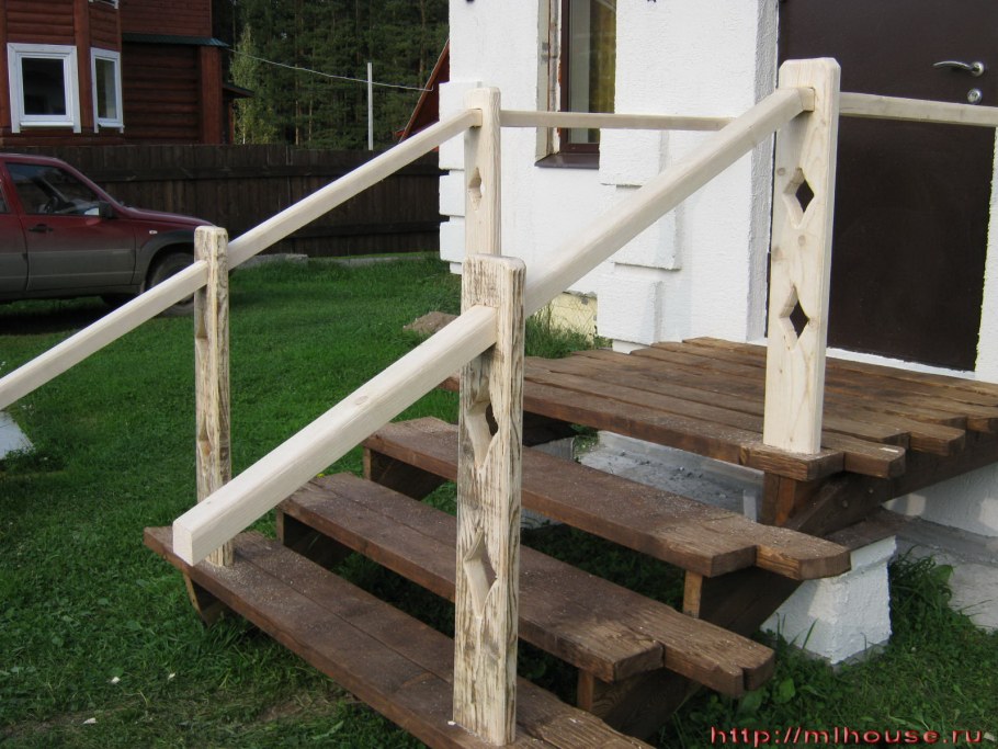 Уличная лестница из дерева