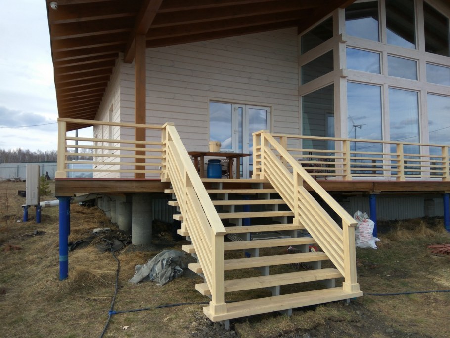 Деревянное крыльцо